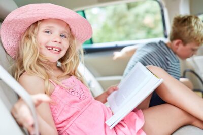 酔いやすい人は必見！車の中で“読書をしても酔わない”方法