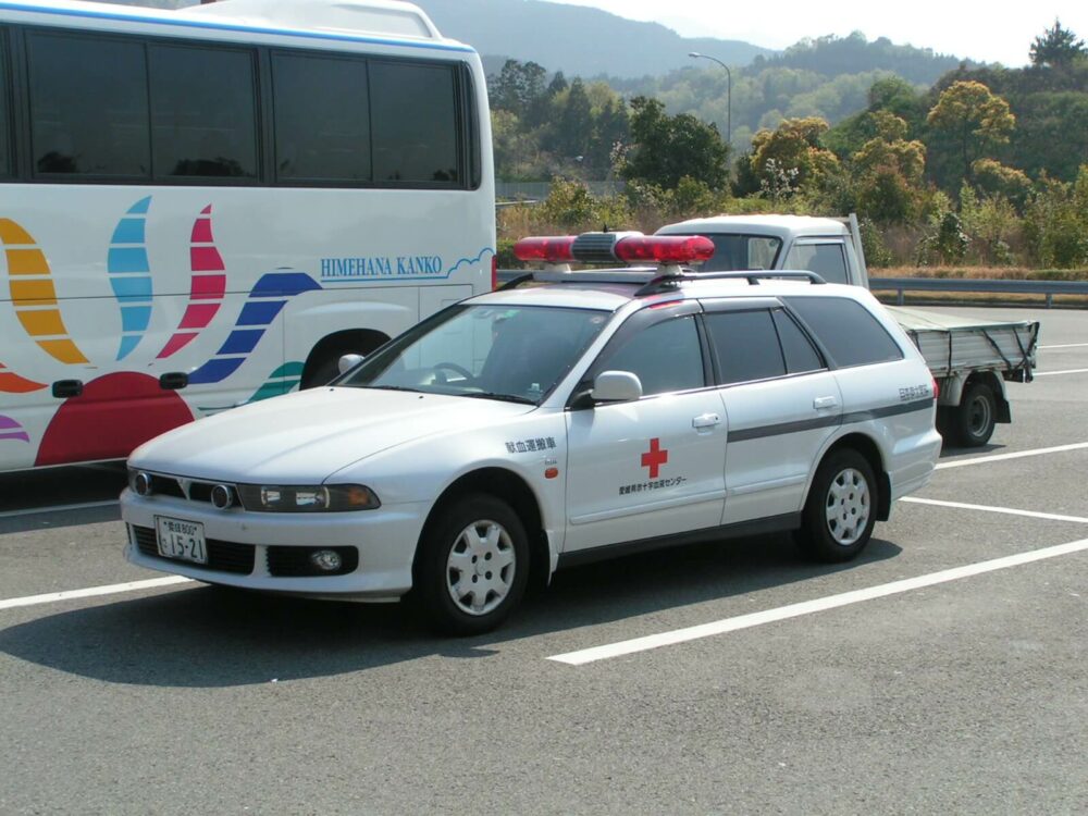 血液運搬車 (三菱 レグナム)