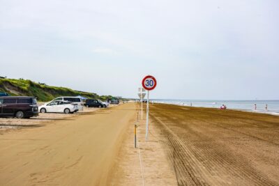 【千里浜なぎさドライブウェイ】日本で唯一クルマで走れる砂浜|走行の注意点とおすすめグルメ