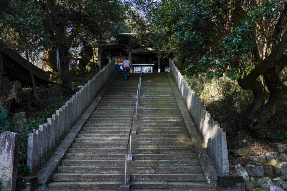 お遍路 第2番札所 極楽寺の本堂・大師堂への44段の階段
