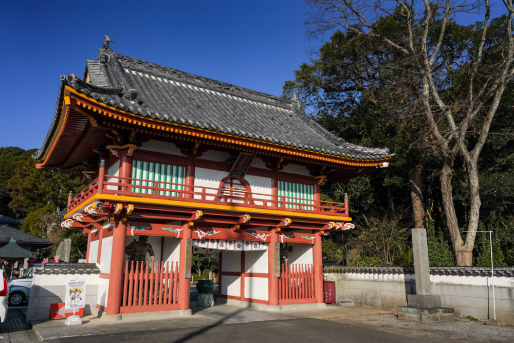 お遍路 第2番札所 極楽寺の朱塗りの仁王門