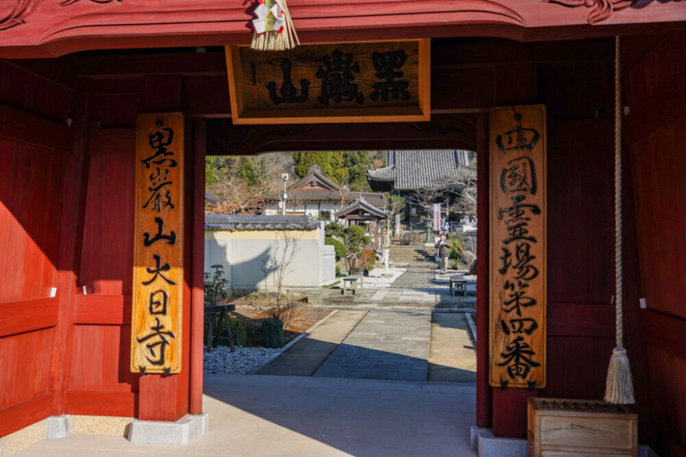 お遍路 第5番札所 大日寺の山門から奥に本堂が見える