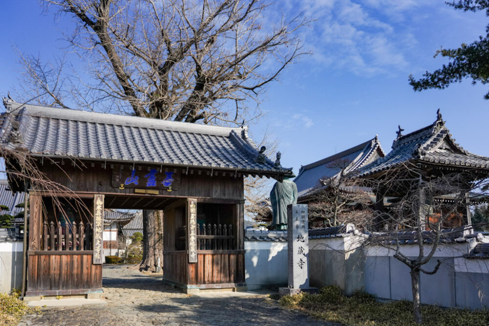 お遍路 第5番札所 地蔵寺 の山門。右手は大師堂。