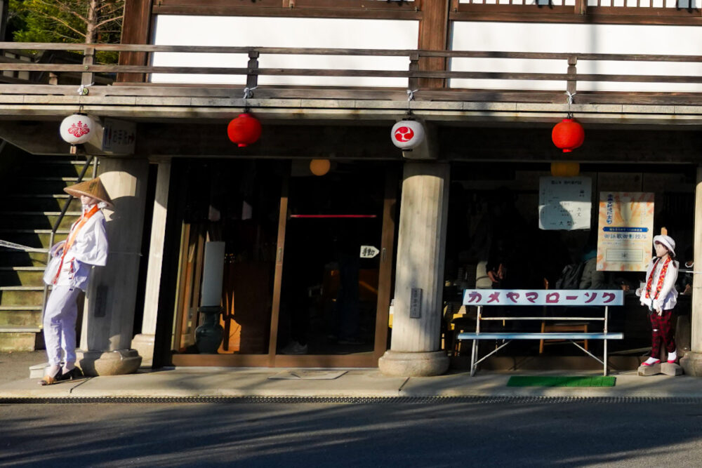 お遍路(四国霊場88ヶ所)第1番札所 霊山寺のお遍路さんの姿をした女のマネキンと女の子のマネキン