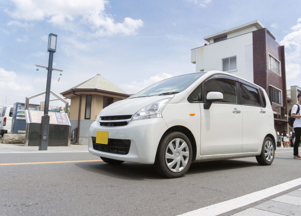 道路を走る軽自動車