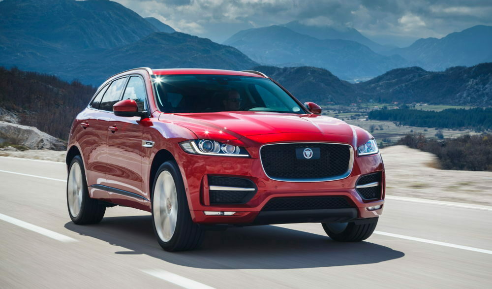 山脈をバックに走るジャガー F-PACE