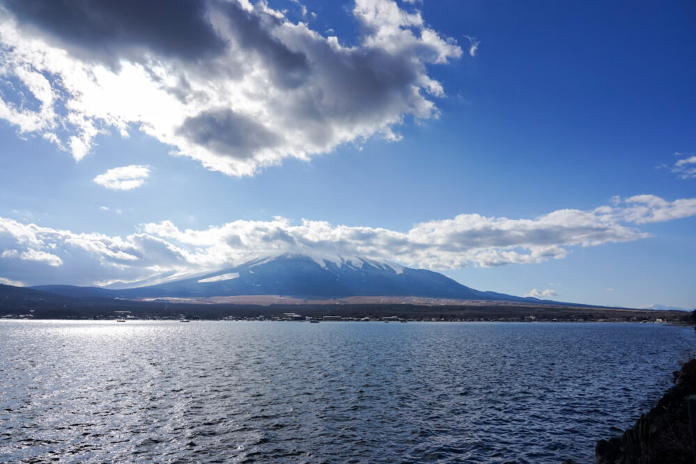雲に隠れた富士山と山中湖