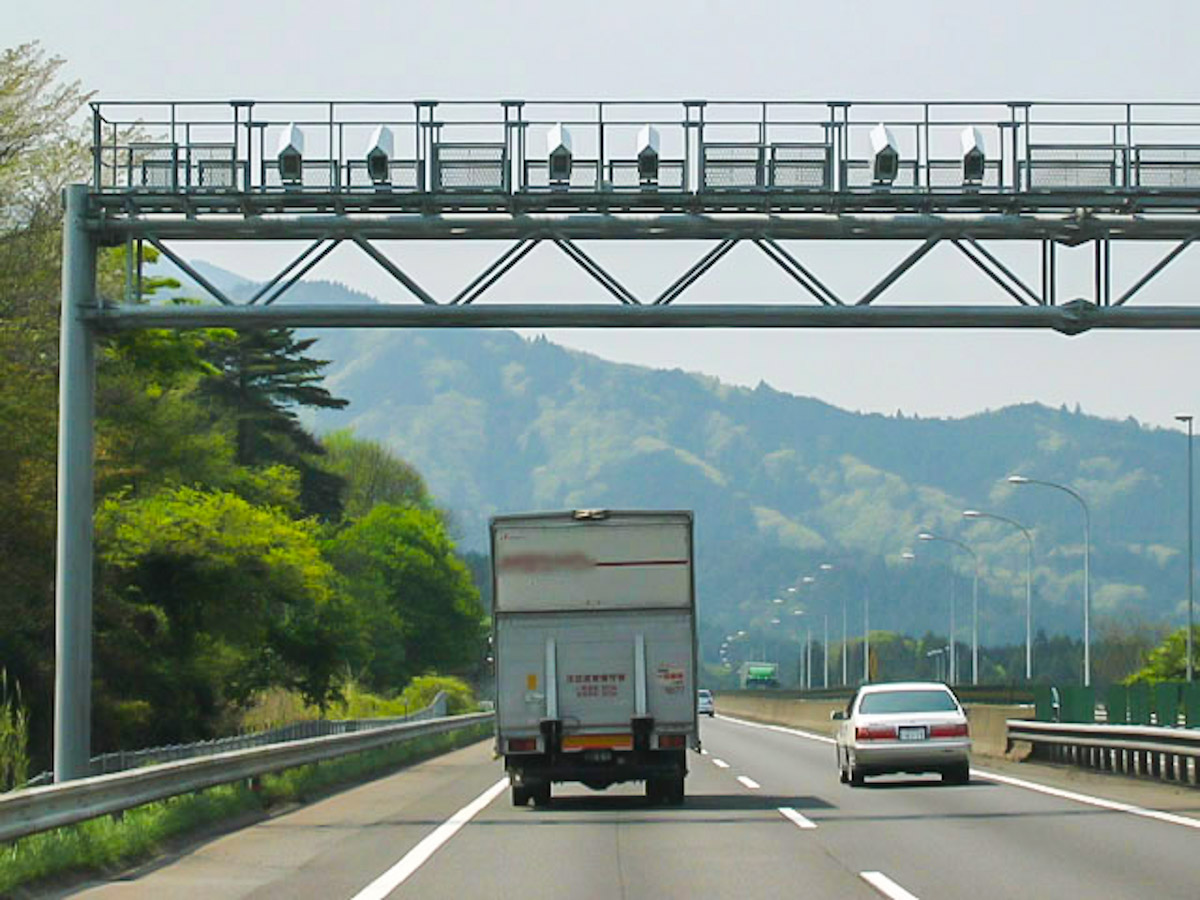 画像 Nシステムとは 光り方の意味からオービスとの違いまで Moby モビー