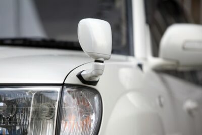 サイドアンダーミラーの使い方や取り外し方から後付け方法と車検での注意点