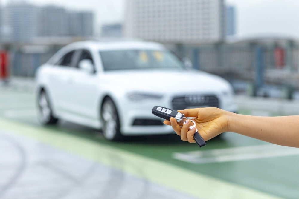 車のキーを持つ手