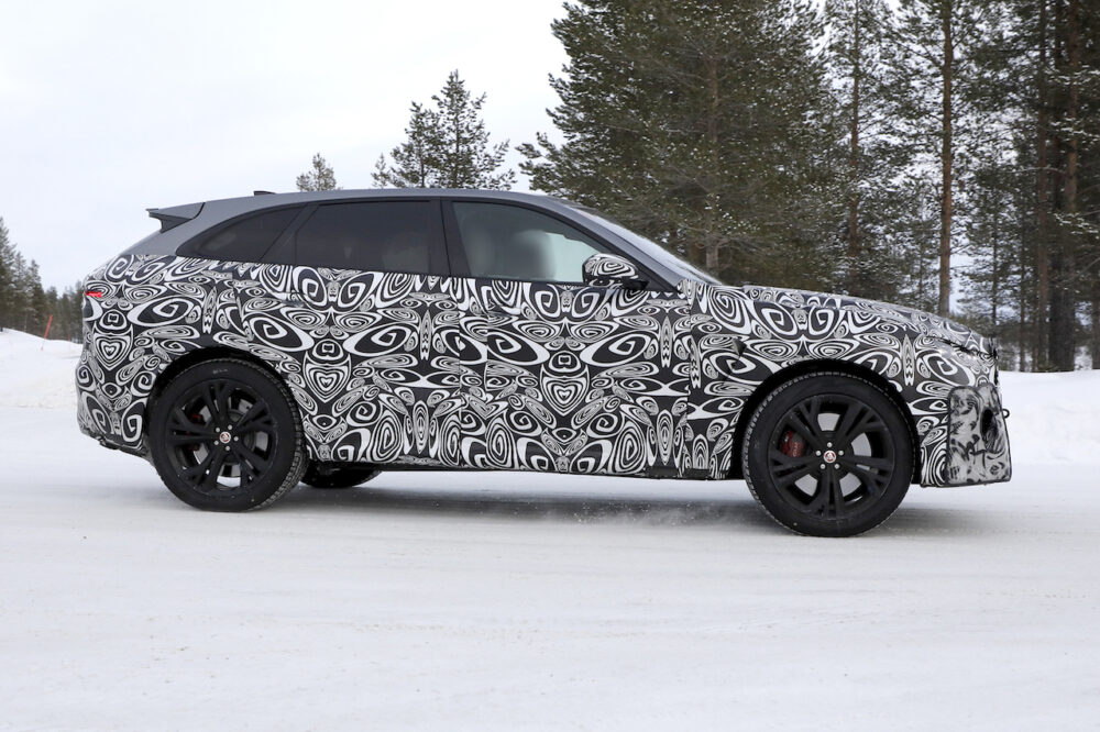 改良新型ジャガー・Fペイス・SVR スパイショット
ボディサイド
