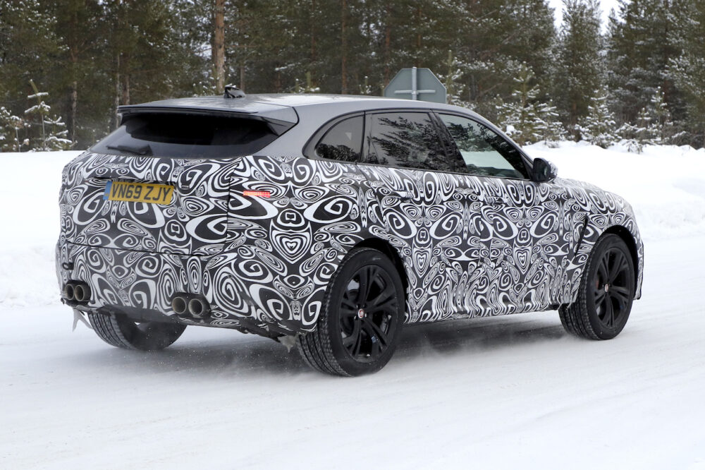 改良新型ジャガー・Fペイス・SVR スパイショット
リア・サイド