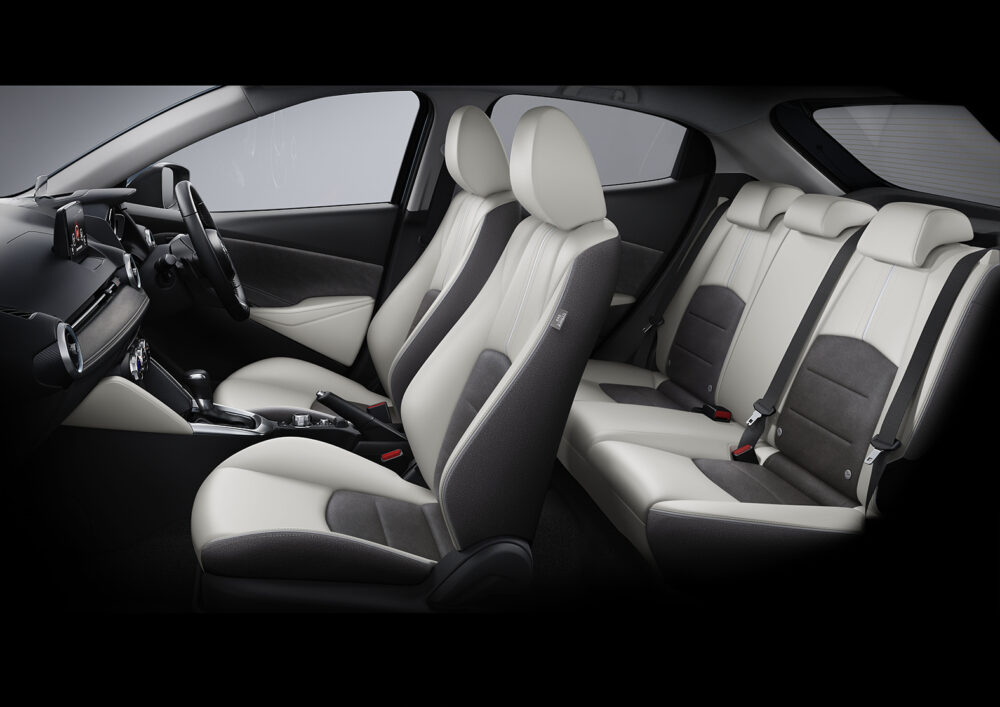 マツダ MAZDA2 ホワイト コンフォート インテリア