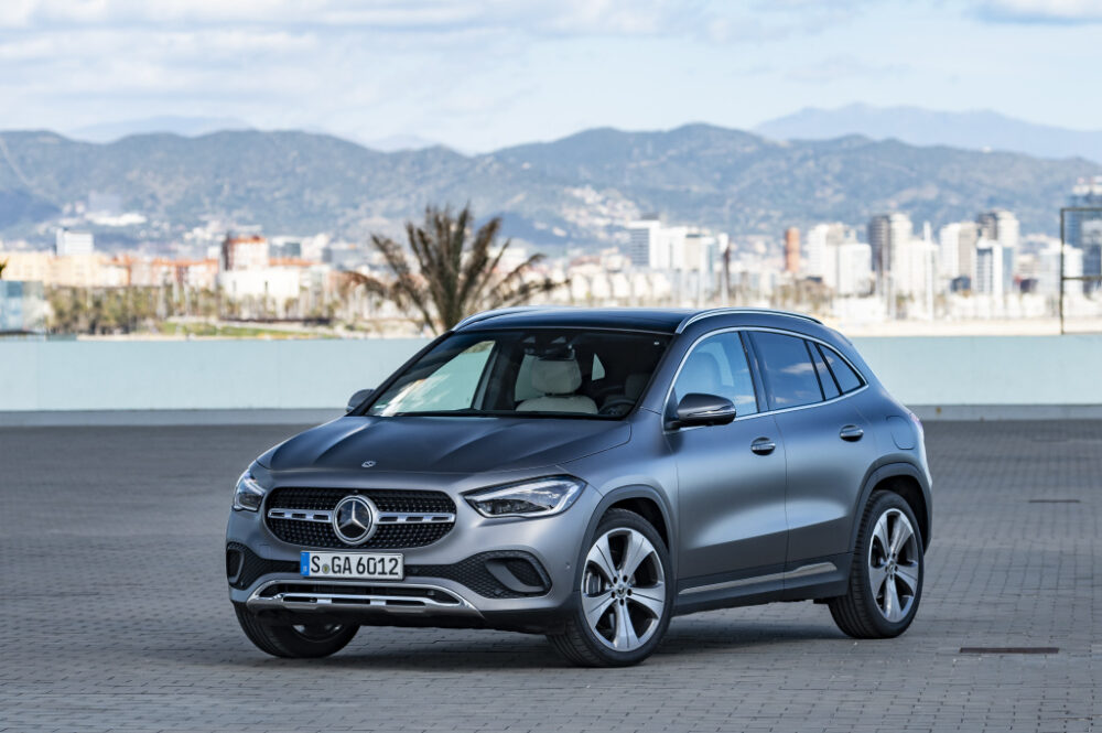 新型2代目メルセデス・ベンツ GLA(欧州仕様)のフロントとボディサイド