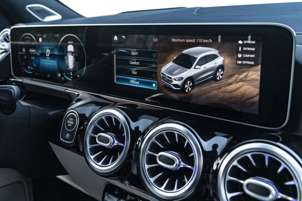 新型2代目メルセデス・ベンツ GLA(欧州仕様)のフルデジタルコックピット・インフォテインメントシステム