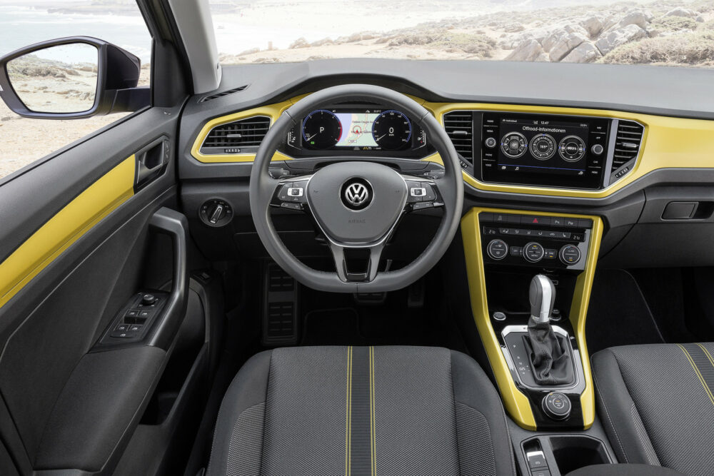 新型フォルクスワーゲン T-Rocイエローのカラートリムのインテリア