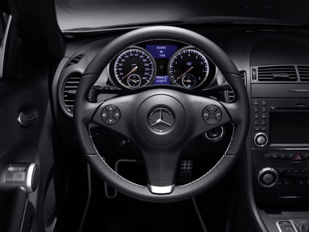 SLK 2LOOKエディション(2009年)のステアリングホイールとメータークラスター