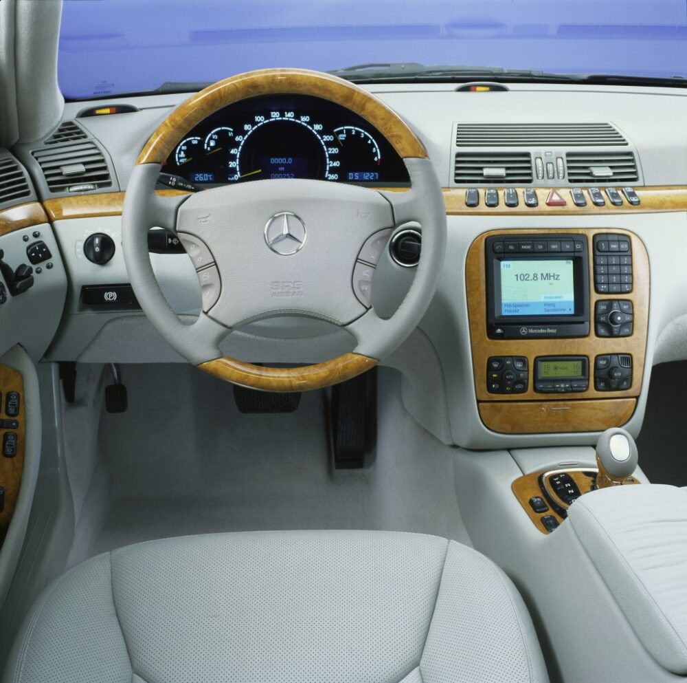 Sクラス(W220)1998年のステアリングホイールとインパネ