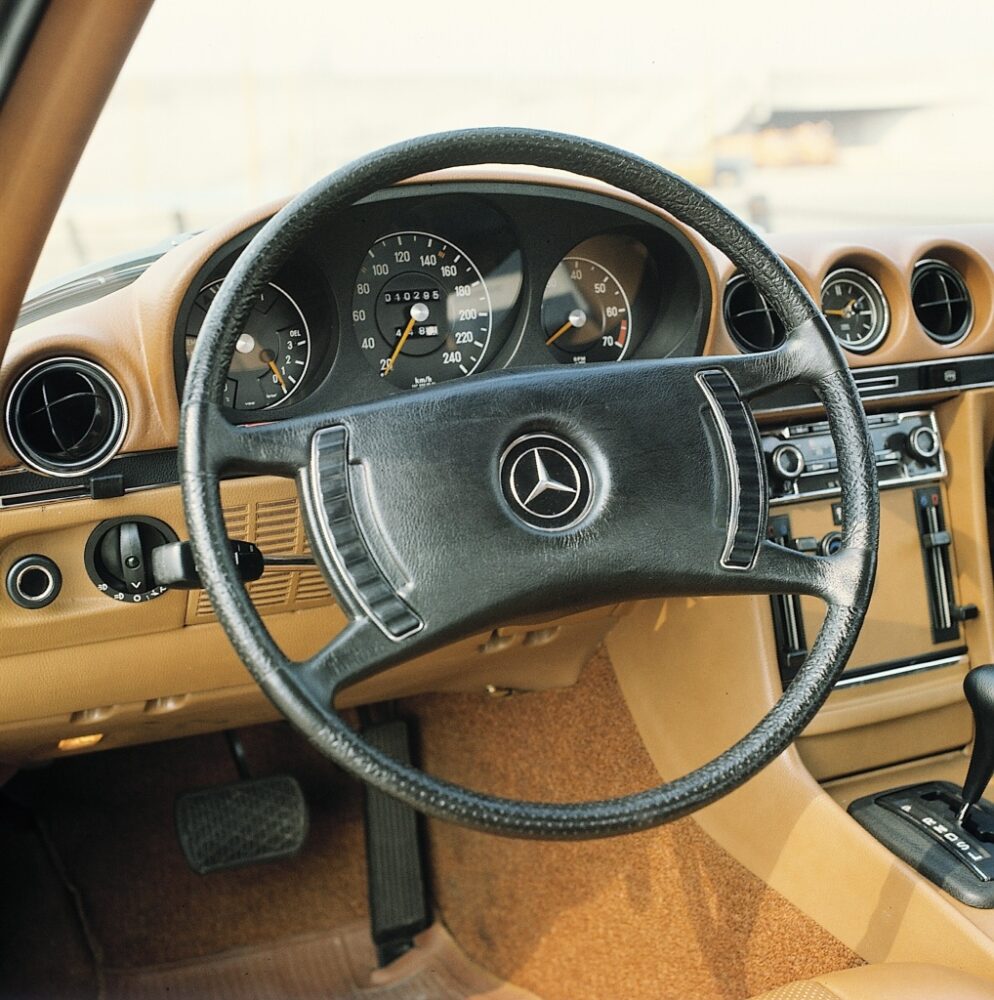 SL350(1971-1989)のステアリングホイールとインパネ
