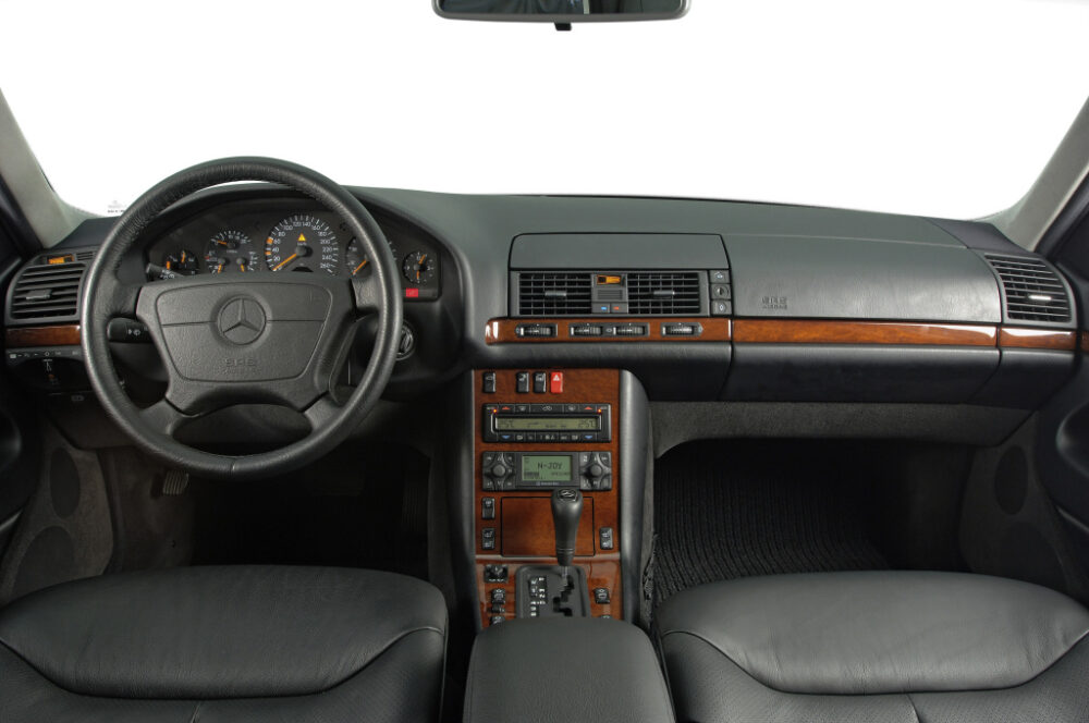 Sクラス(W140)1991年のステアリングホイールとインパネ