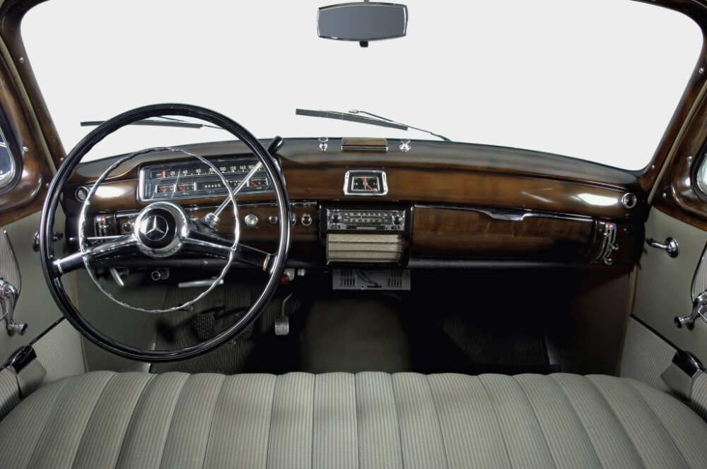 Ponton 220S(W180/W128)1954-1959年のステアリングホイールとインパネ