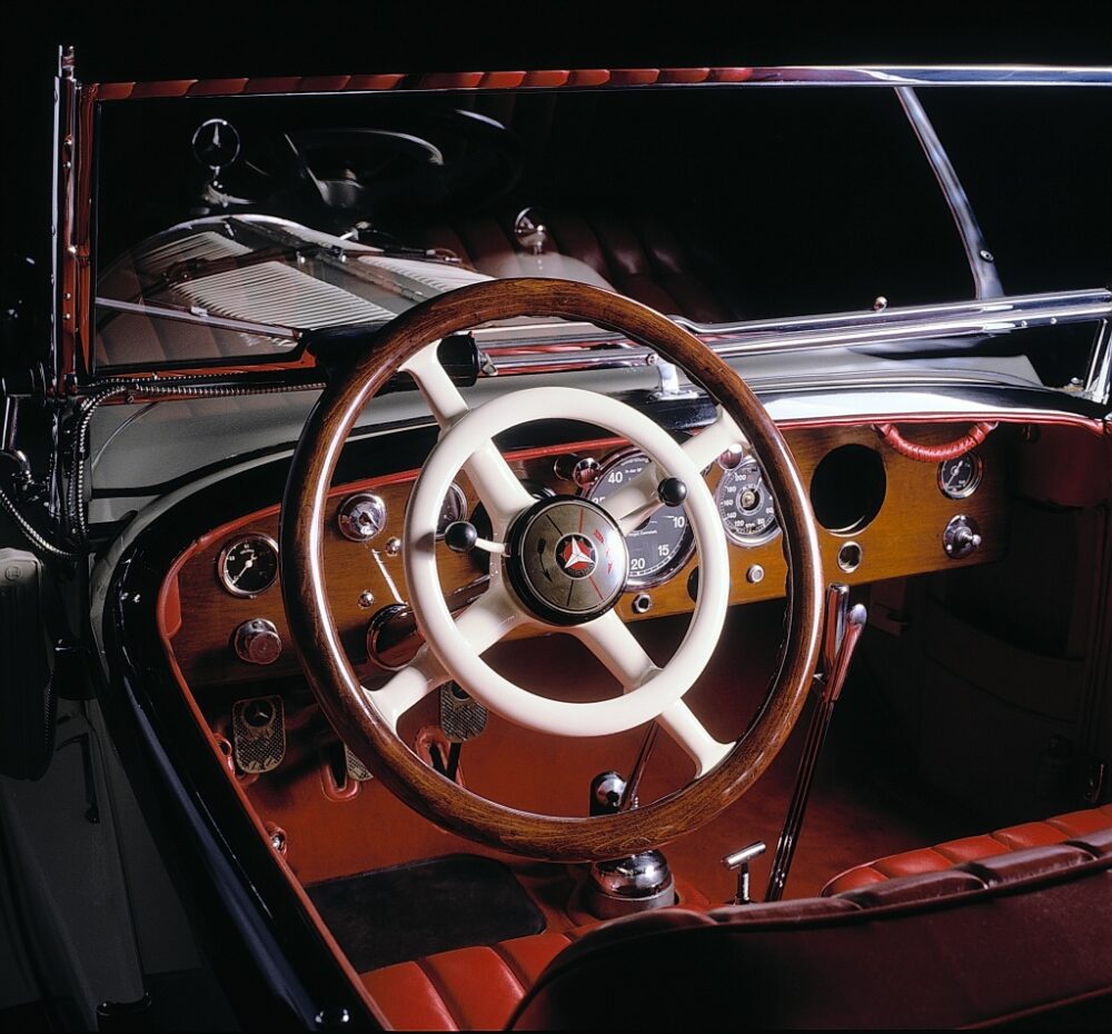 タイプ680 モデルS 26/120/180 PS(1927年)のステアリングホイールとインパネ