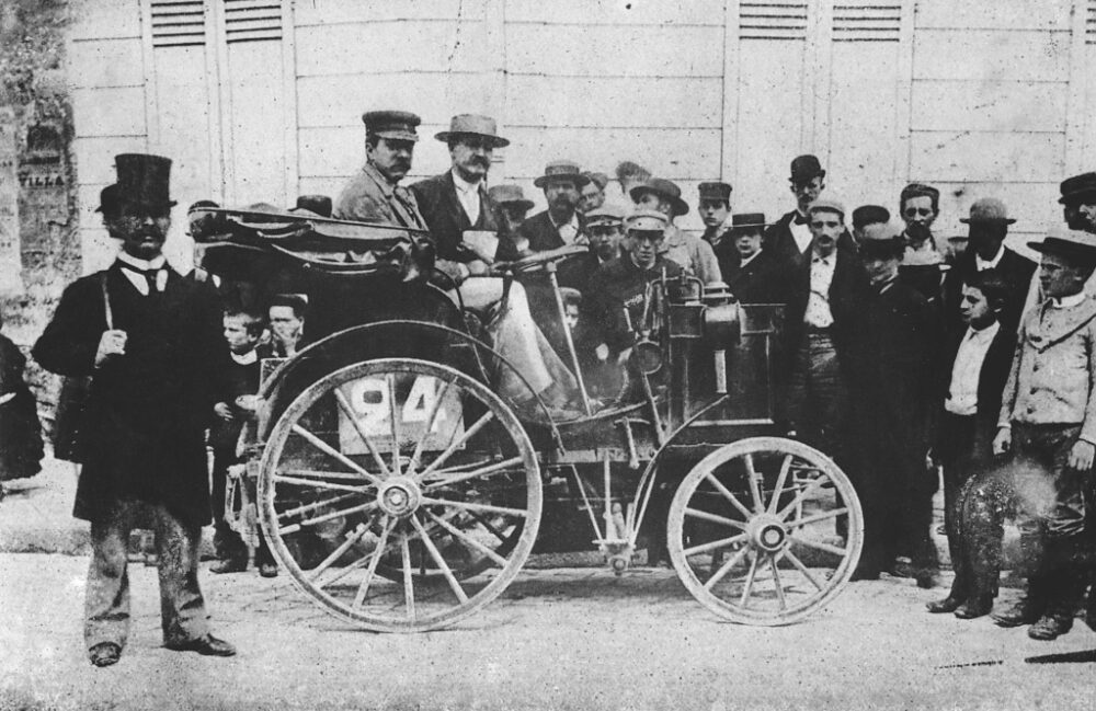 1894年7月22日に開催されたパリからルーアンまでの世界初の自動車レースに、ガソリンエンジンを搭載した、アルフレッド・ヴァシュロンの車両