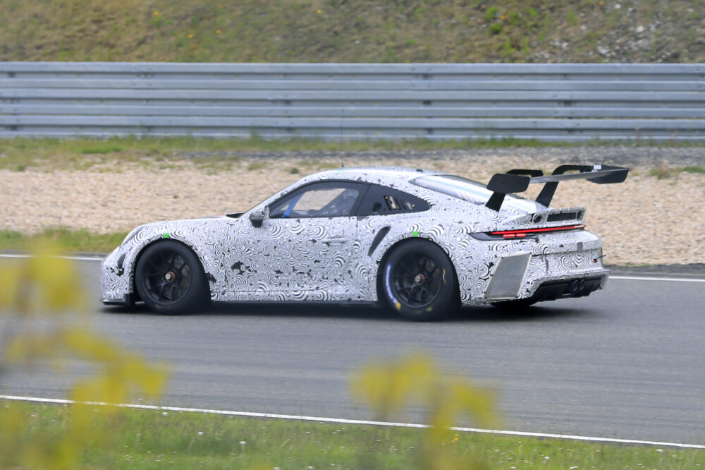 新型ポルシェ 911 GT3 R プロトタイプ スパイショット
ボディサイド
巨大なスワンネックウィング