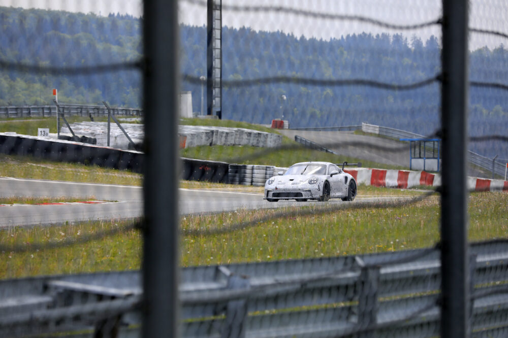 サーキットを走る新型ポルシェ 911 GT3 R プロトタイプ スパイショット
コースの金網越しに撮影