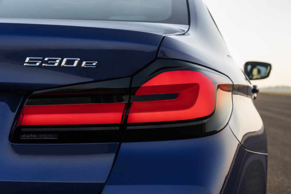 マイナーチェンジした新型BMW 5シリーズ セダン 530eのリアエンド