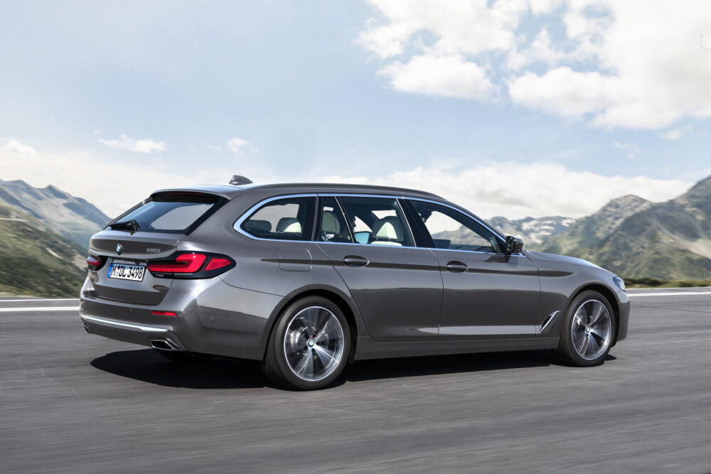 マイナーチェンジした新型BMW 5シリーズ 530i ツーリング
グレーメタリックのボディカラー