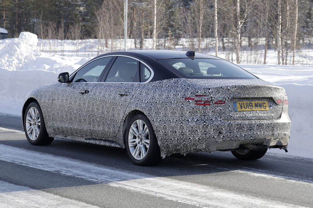 改良新型ジャガー XF セダン プロトタイプ スパイショットリア