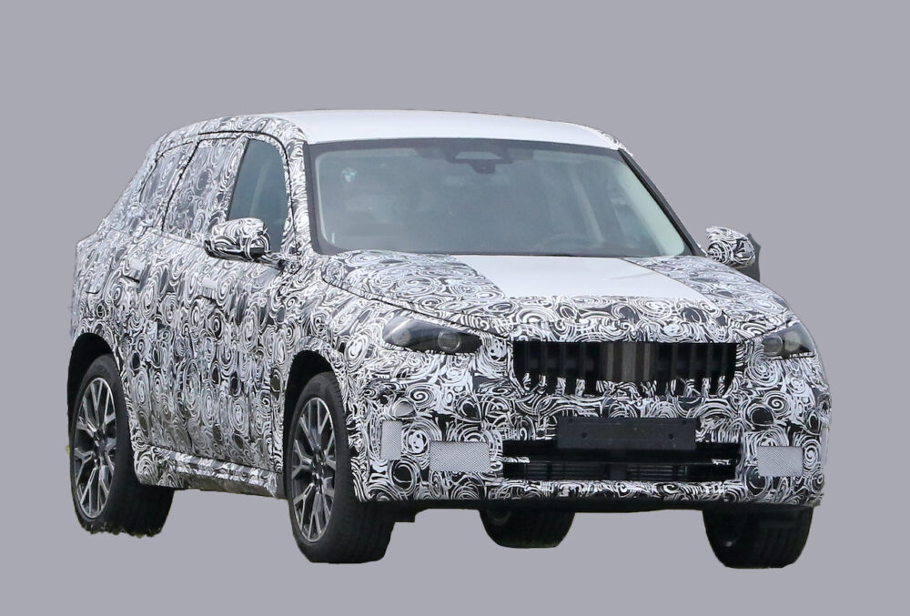 次期新型BMW X1 プロトタイプ スパイショットフロントとボディサイド