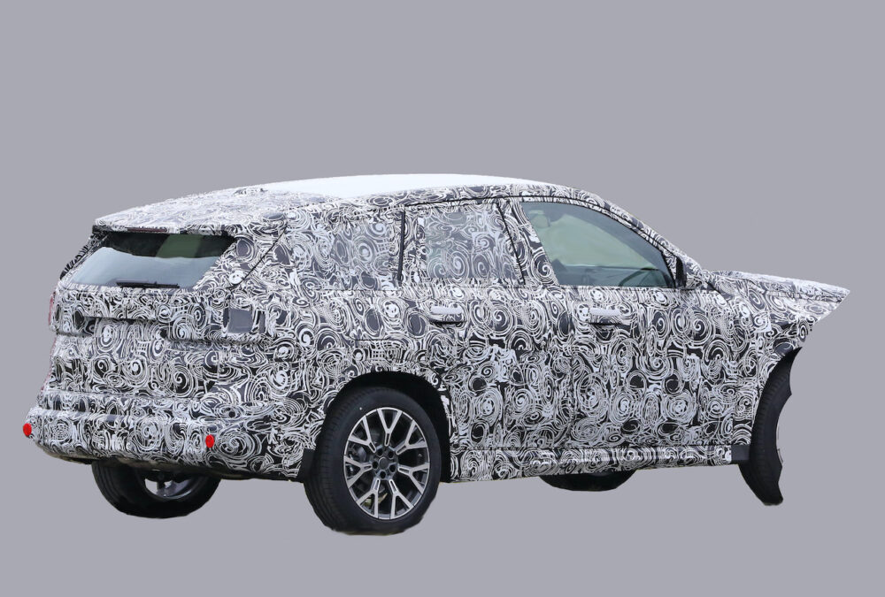 次期新型BMW X1 プロトタイプ スパイショットリアとボディサイド
