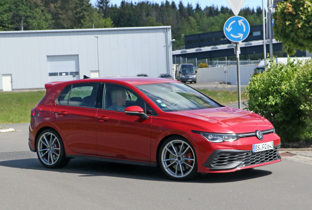 新型フォルクスワーゲン ゴルフ GTI TCR プロトタイプ スパイショットフロントとボディサイド