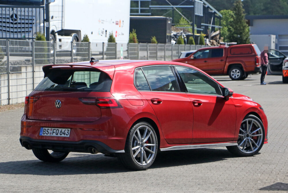 新型フォルクスワーゲン ゴルフ GTI TCR プロトタイプ スパイショットリアとボディサイド