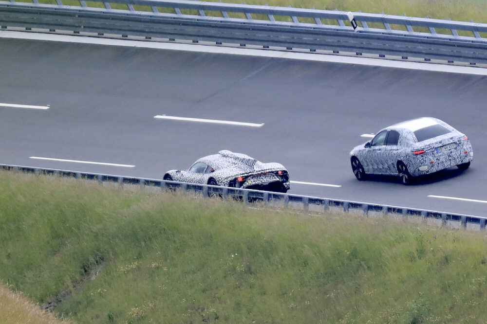 新型メルセデスAMG ワン プロトタイプ スパイショットリア並走するのは次期新型Cクラスと思われるプロトタイプ