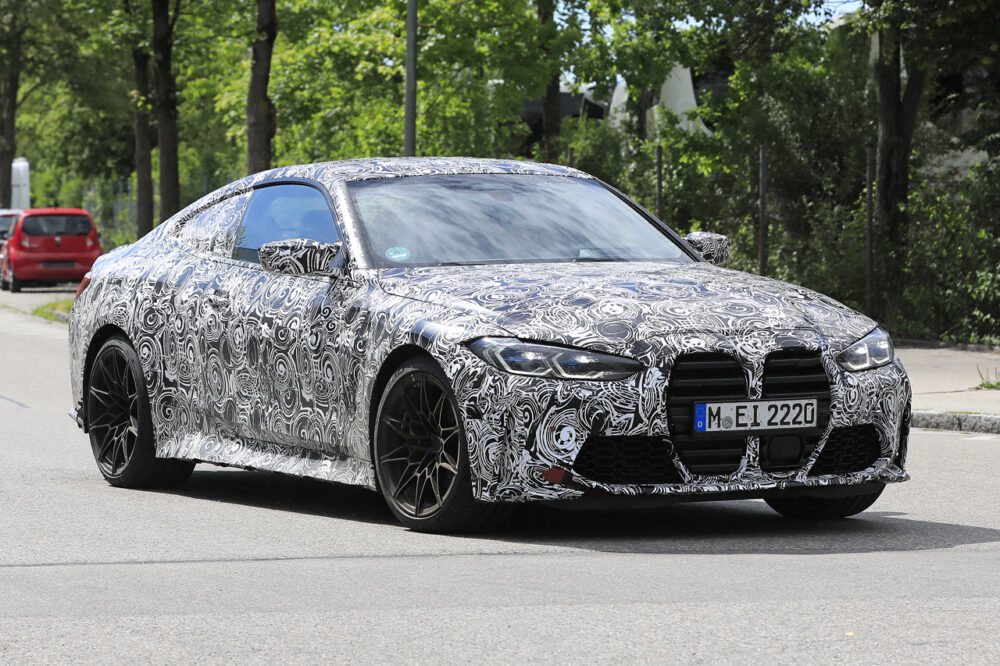 次期新型BMW M4クーペ プロトタイプ スパイショットフロント・ボディサイド