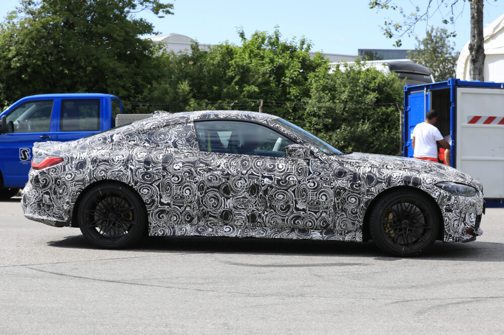 次期新型BMW M4クーペ プロトタイプ スパイショットボディサイド