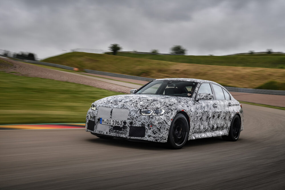 サーキットを走る次期新型 BMW M4セダン 公式リーク