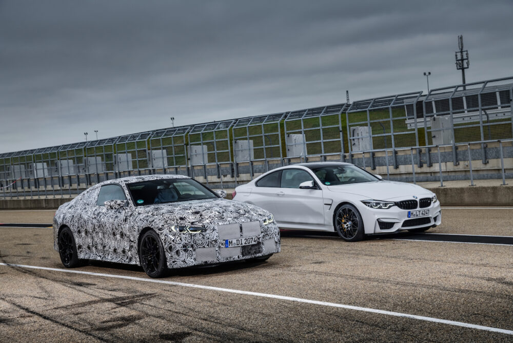 次期新型 BMW M4クーペ 公式リーク右は現行モデルフロント