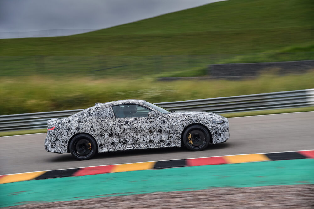 次期新型 BMW M4クーペ 公式リークボディサイド