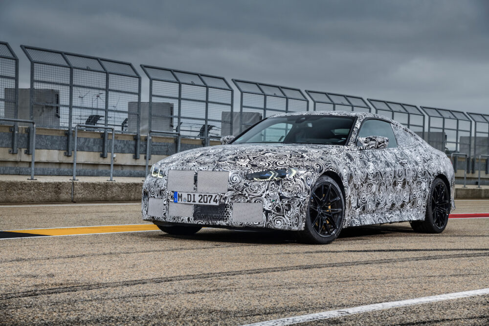 次期新型 BMW M4クーペ 公式リークフロントとボディサイド