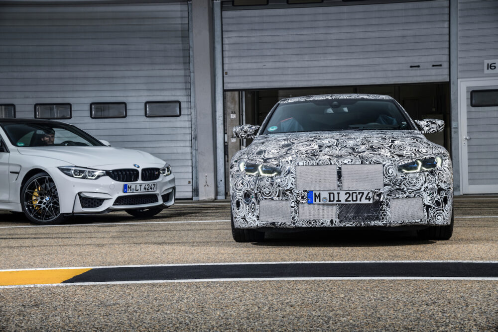 次期新型 BMW M4クーペ 公式リーク画像左は現行モデル