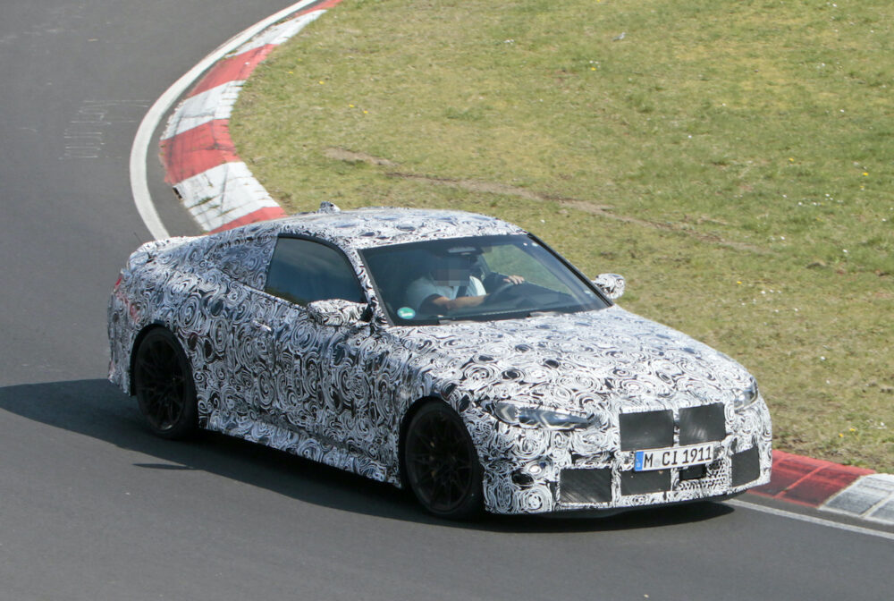 次期新型BMW M4クーペ プロトタイプ スパイショットフロント・ボディサイド