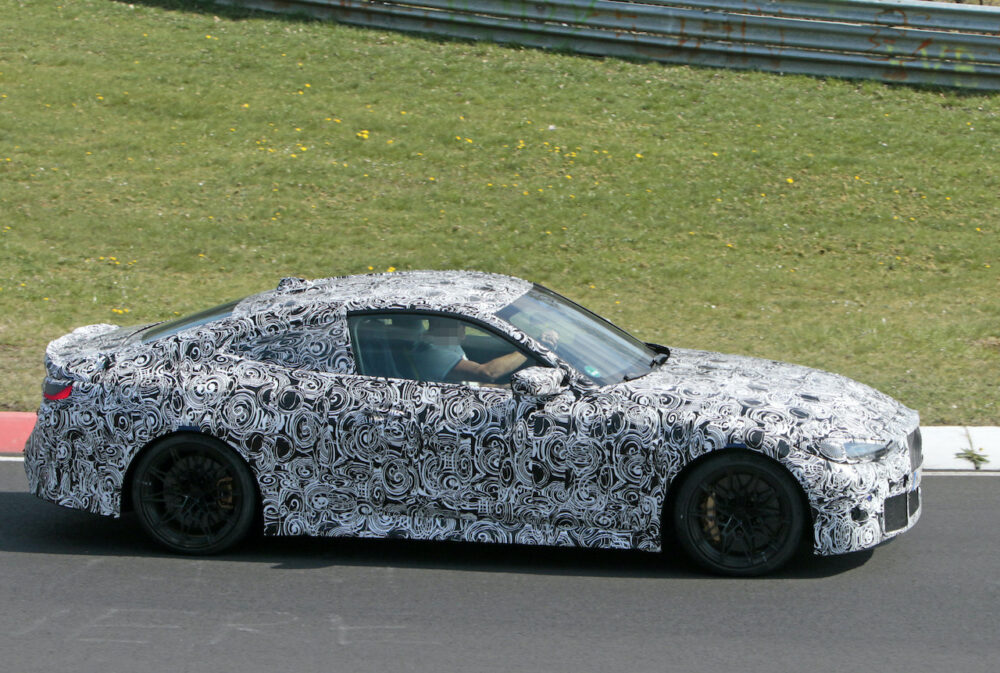 次期新型BMW M4クーペ プロトタイプ スパイショットボディサイド