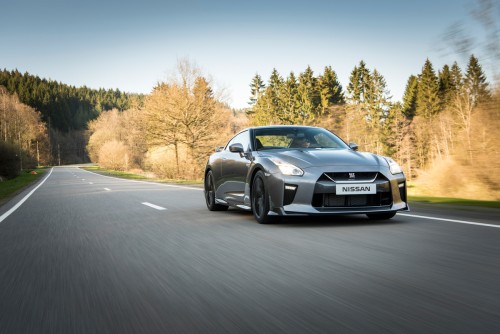 道を走る日産のGT-R