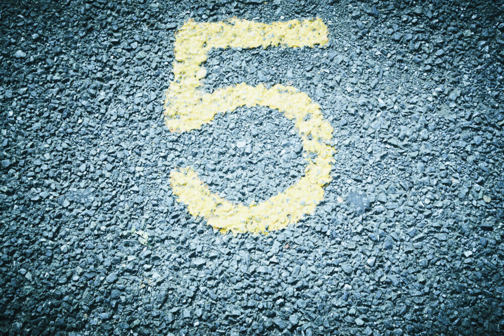 駐車場に描かれている5の数字
