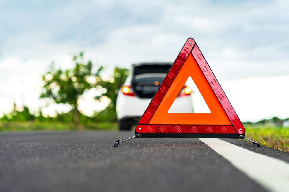 道路上の赤い警告サイン
