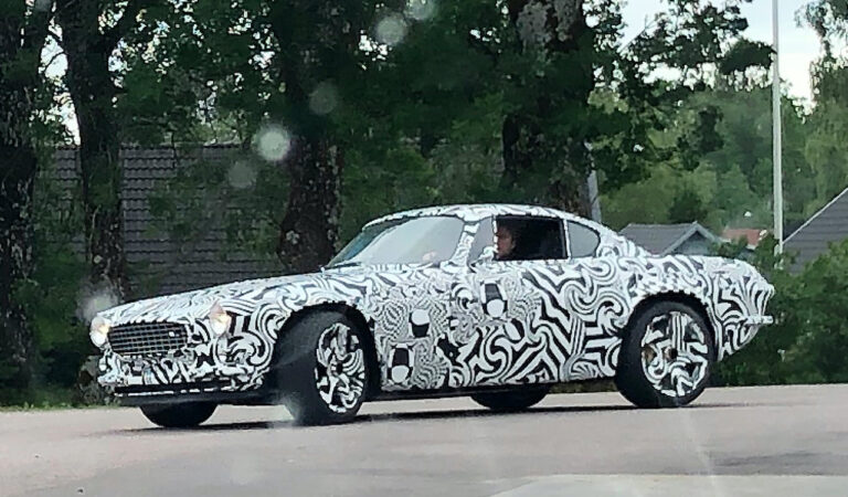 ボルボ P1800に酷似した謎のプロトタイプを激写！伝説のスポーツカーがEvで復刻か！？ | Moby [モビー]